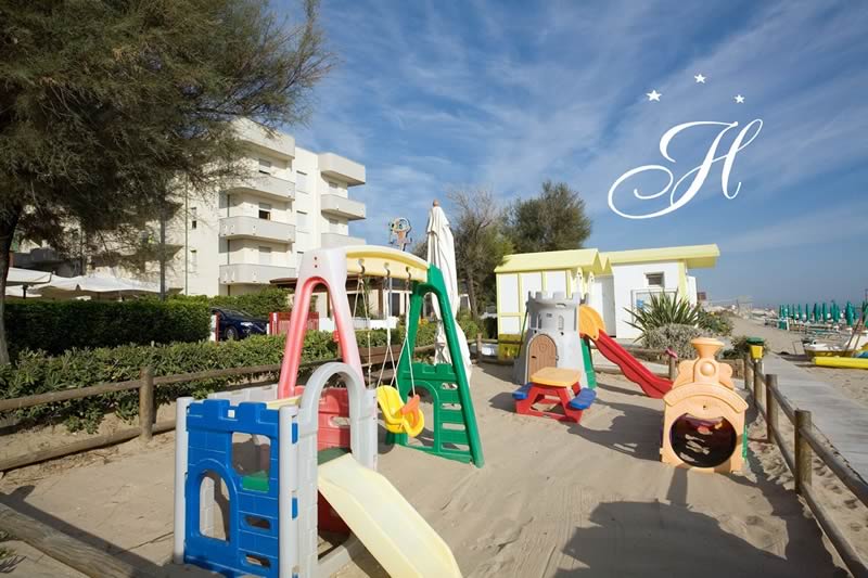 Hotel Imperial - 3 Stelle a Marotta - Spiaggia con giochi per bambini